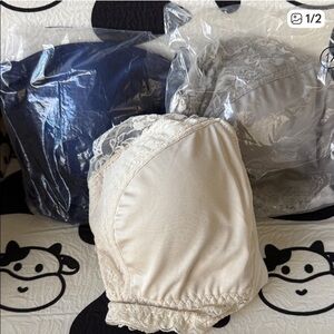 NWT Rhonda Shear M Pinup Lace Trim Bra Set in Cream,Navy,Grey